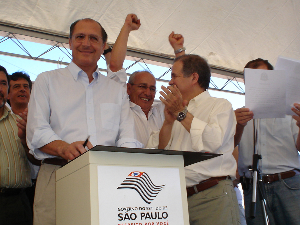 O deputado Tiozinho da Farmcia, entre o governador Geraldo Alckmin e o secretrio Arnaldo Madeira, comemora a liberao dos R$ 3 milhes em recursos para Atibaia<a style='float:right;color:#ccc' href='https://www3.al.sp.gov.br/repositorio/noticia/03-2008/Tiao fama alck.jpg' target=_blank><i class='bi bi-zoom-in'></i> Clique para ver a imagem </a>